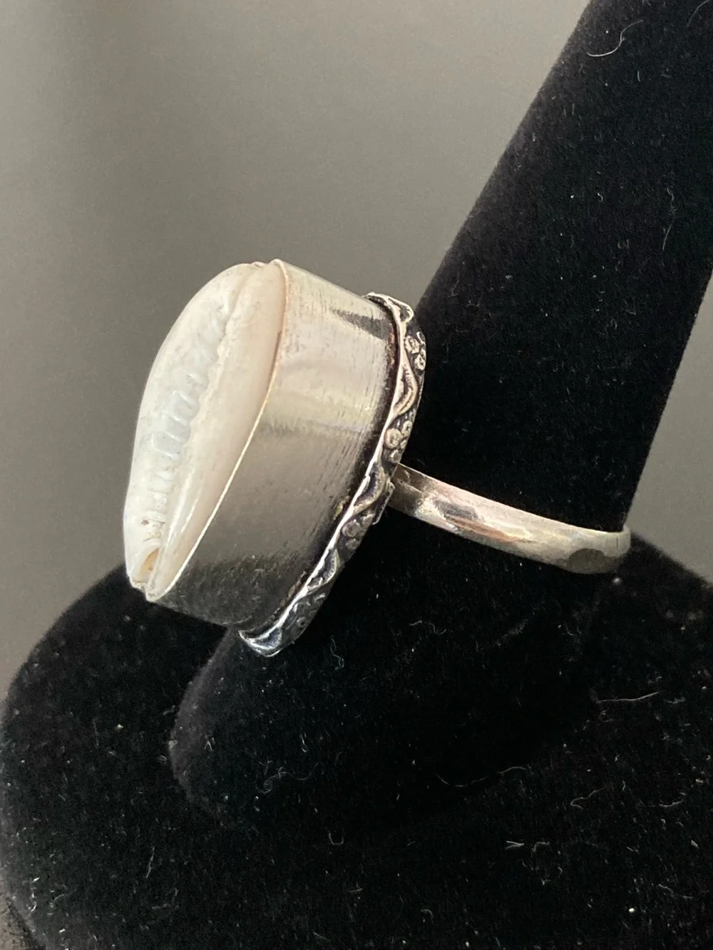 Shell Statement Ring in White and Natural 925 Silver Size 10 - Picture 2 of 2